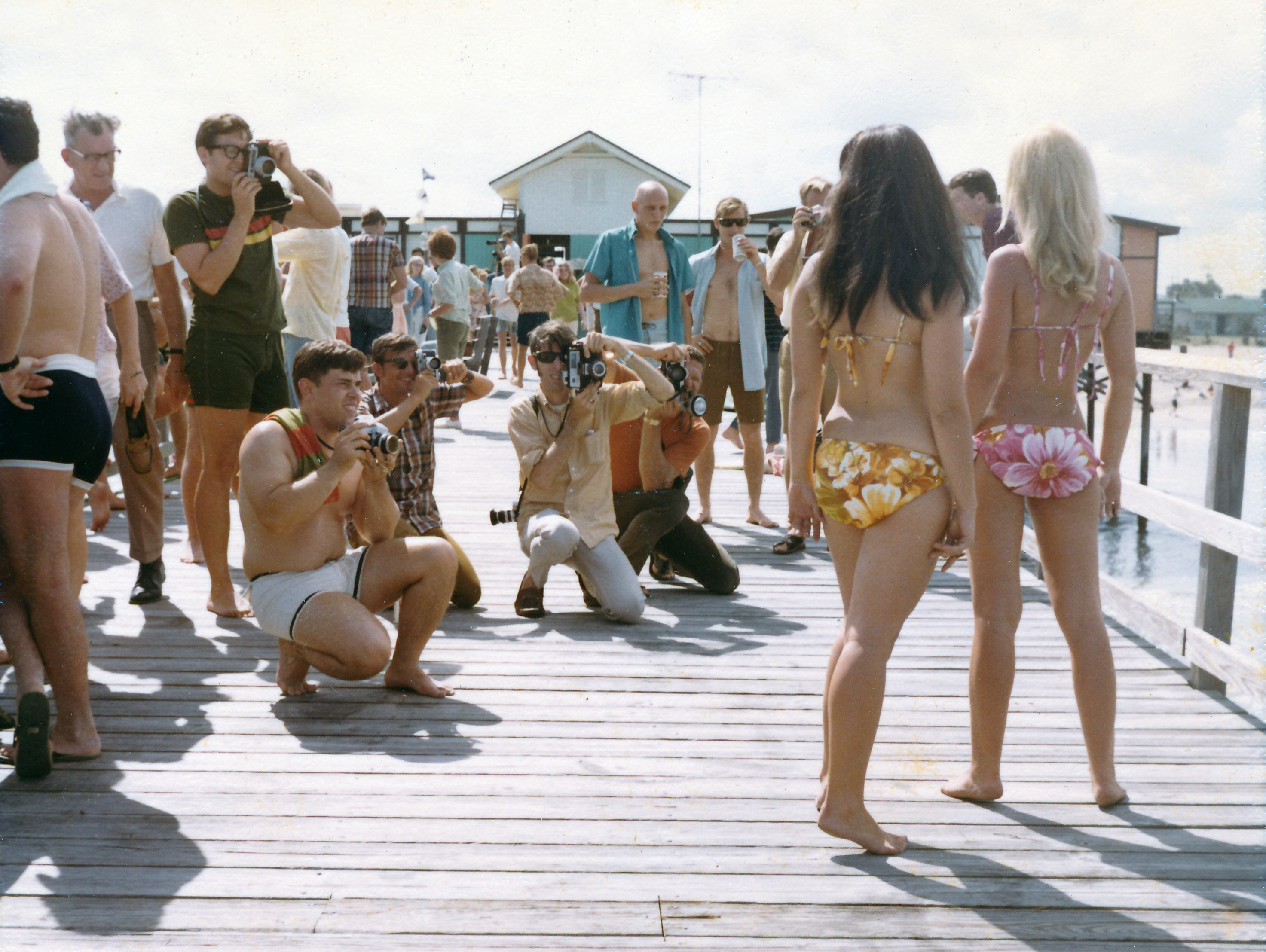 girls_attract_mini_paparazi.jpg